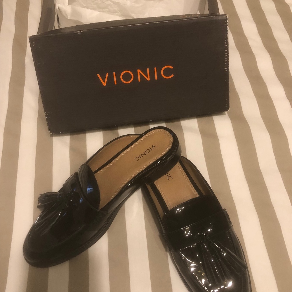 Black patent Vionic Mules w/tassels